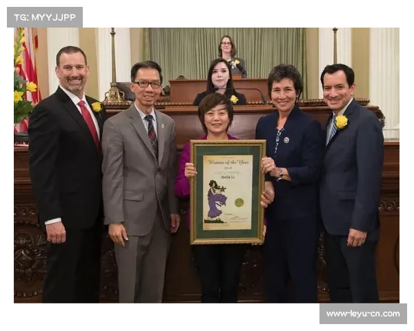 克洛伊·凯莉出席年度女性颁奖礼 英女足影响力出圈